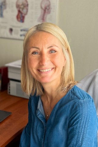 Heilpraktikerin Regina Lange in ihrer Praxis in Berlin