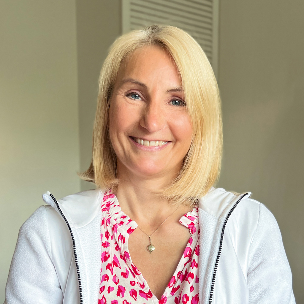 Heilpraktikerin Regina Lange in ihrer Praxis in Berlin